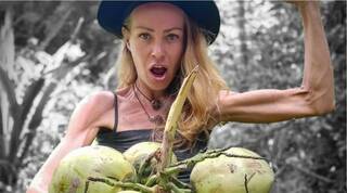 Muere por inanición la 'influencer' Zhanna D'Art, tras años comiendo solo fruta 