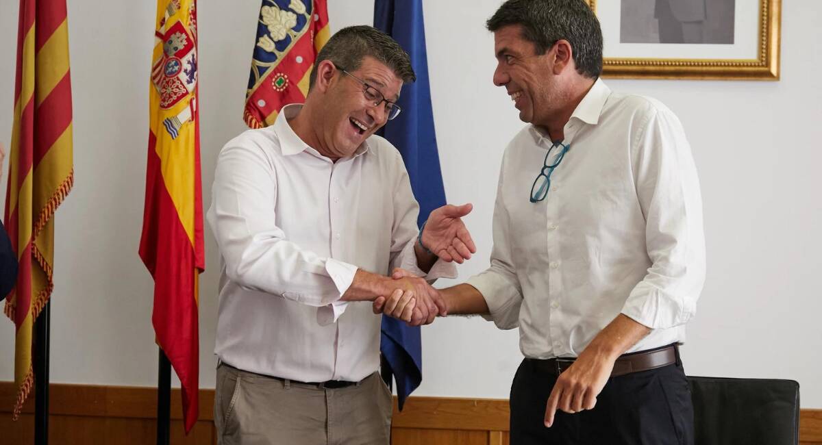 Jorge Rodríguez, alcalde de Ontinyent, y Carlos Mazón, president de la Generalitat, durante su encuentro - GVA