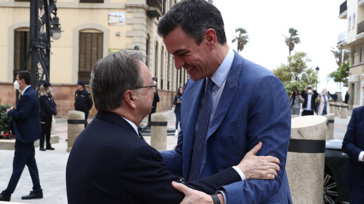 El presidente del Gobierno, Pedro Sánchez, es recibido en Ceuta por el presidente de la Ciudad autónoma, Juan Jesús Vivas.