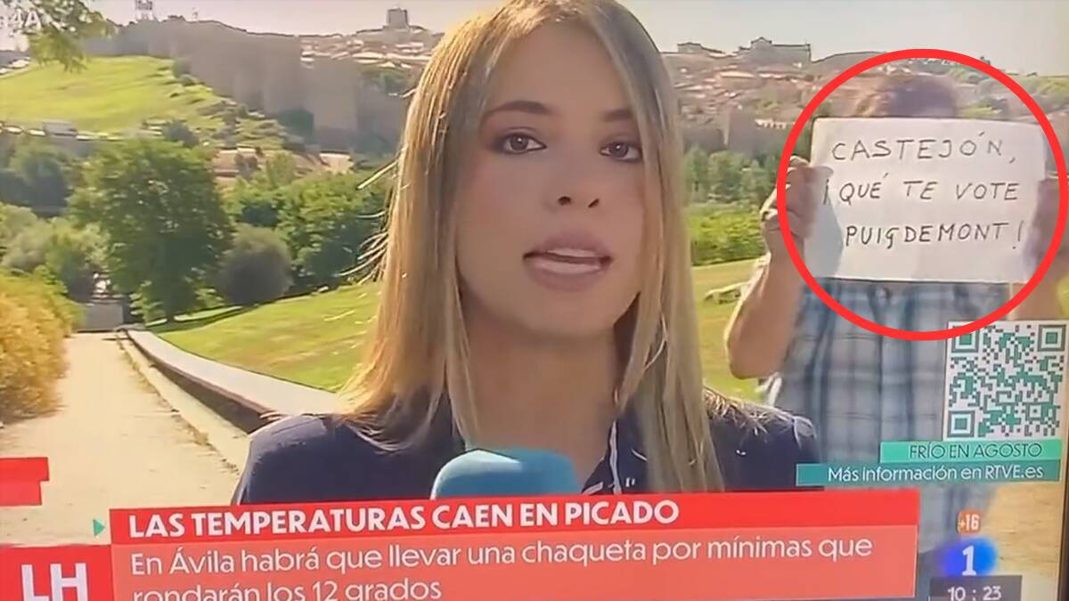 Imagen del momento en el que el espontáneo se cuela en el directo de TVE con el mensaje 'Castejón, que te vote Puigdemont'.