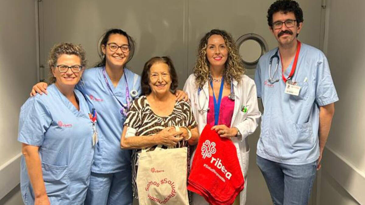 Enfermeras y paciente de diálisis con el "Kit de Bienvenida"