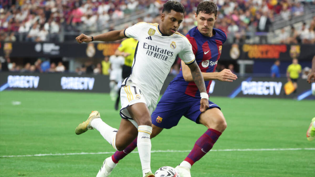 Rodrygo pugna con Christensen durante Real Madrid-Barcelona de pretemporada en Dallas.