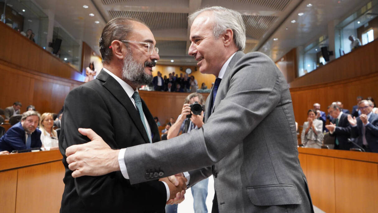 El popular Jorge Azcón, nuevo Presidente del Gobierno de Aragón, saludando al expresidente Javier Lambán