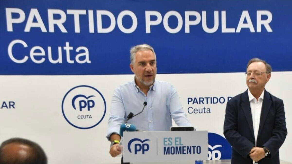 El coordinador general del PP, Elías Bendodo, este sábado en Ceuta, junto al presidente de la Ciudad Autónoma, Juan José Vivas. Europa Press.
