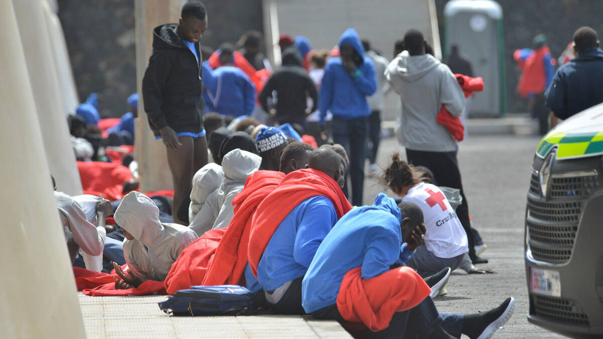 Varios inmigrantes son atendidos por los servicios de emergencias El Hierro este 11 de agosto. Europa Press.