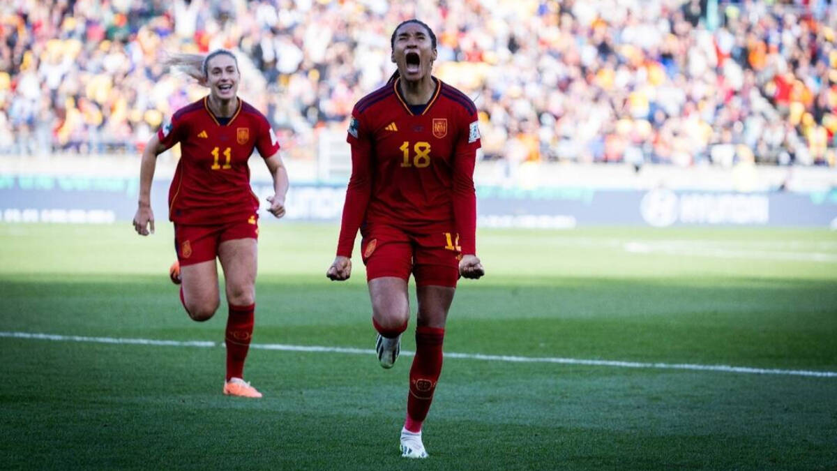 Salma Paralluelo celebra su gol ante Países Bajos