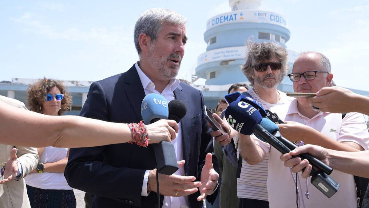 El presidente de Canarias, Fernando Clavijo, atiende a los medios de comunicación. Europa Press.