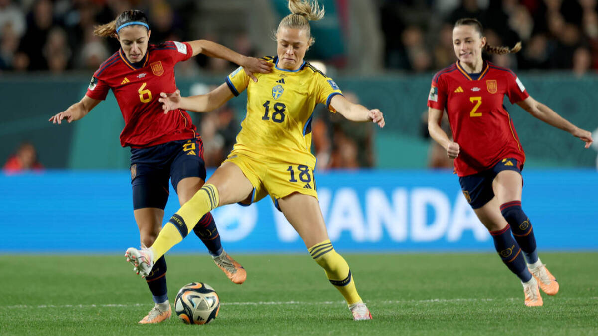 Aitana Bonmatí pelea un balón en el España - Suecia. 