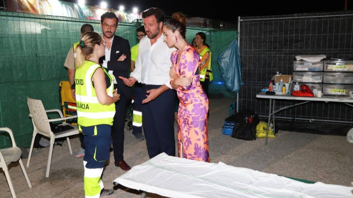 El alcalde Pablo Ruz hablando con el servicio de ambulancias la Nit de l'Albà