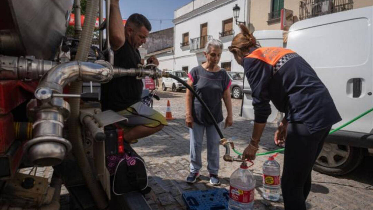 Reparto de agua con camiones cisterna en distintos pueblos de Andalucía.