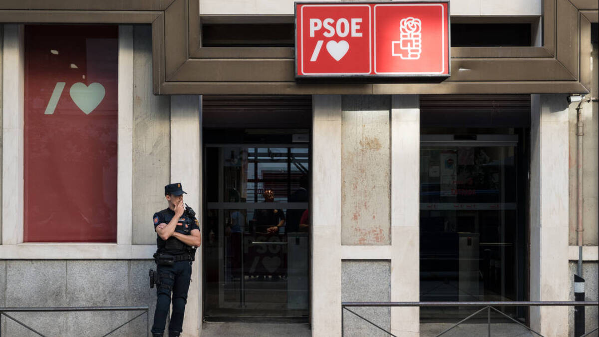 Un agente de Policía custodiando la sede central del PSOE este miércoles.