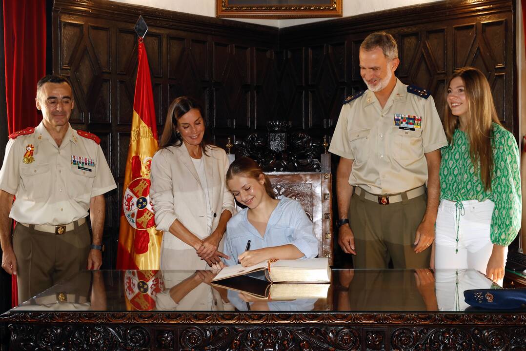 La Princesa Leonor, ya dama cadete, firma en el libro de honor de la Academia. FOTO: Casa Real.
