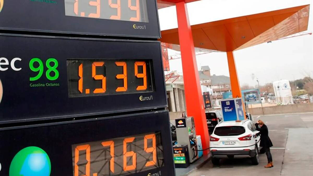 Precios de los carburantes en una gasolinera de Madrid. | Efe