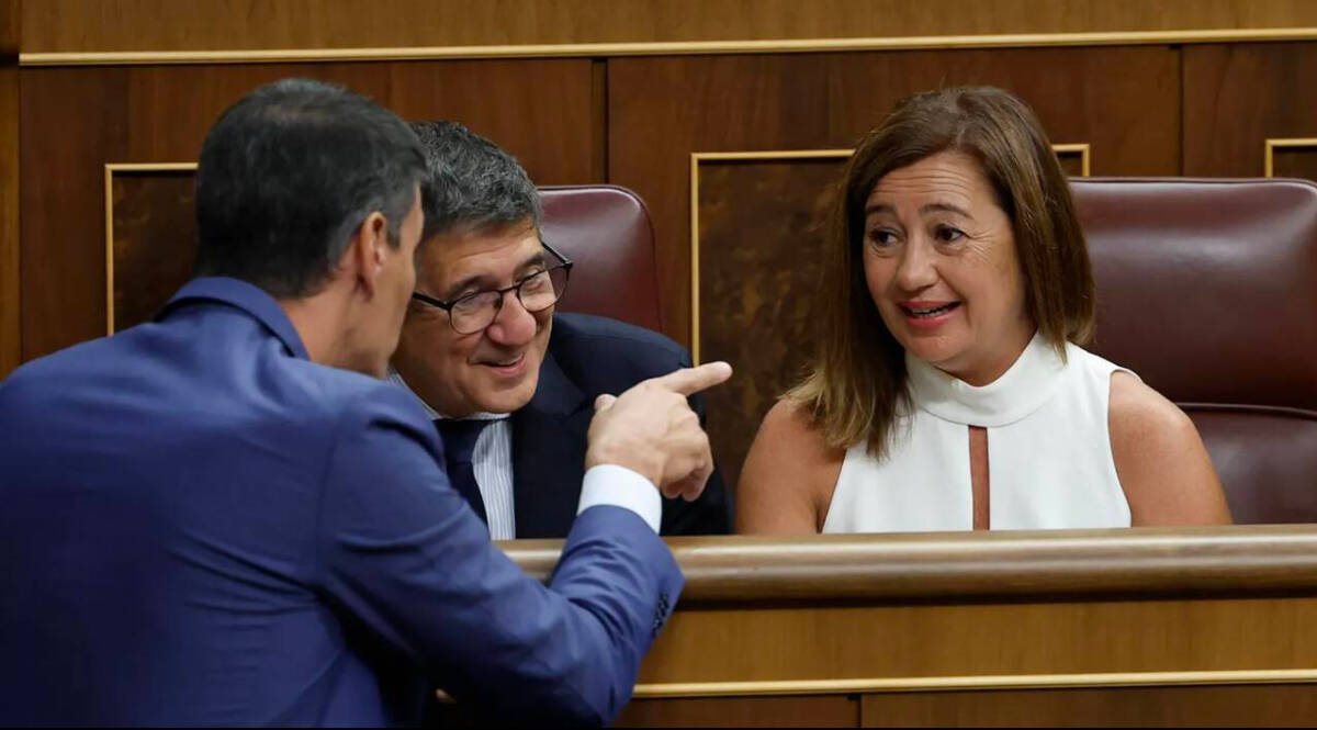 Francina Armengol con Pedro Sánchez y Patxi López