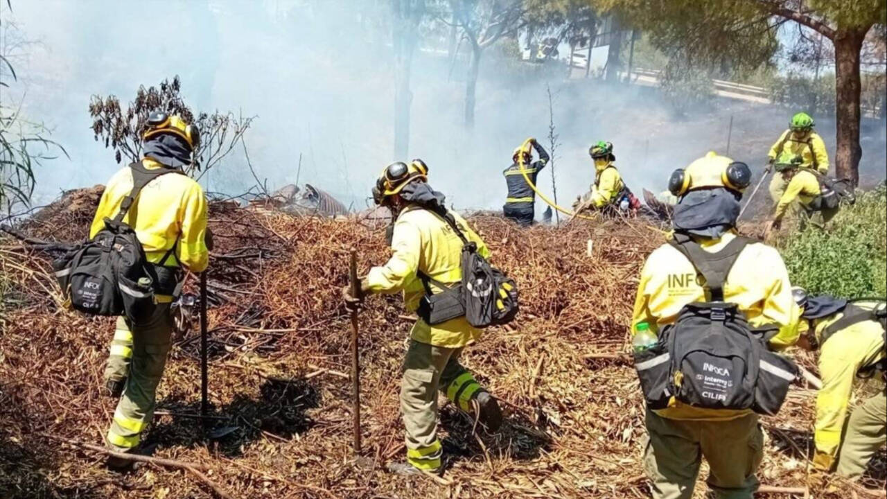 Bomberos del Infoca en la extinción de un incendio en Málaga.