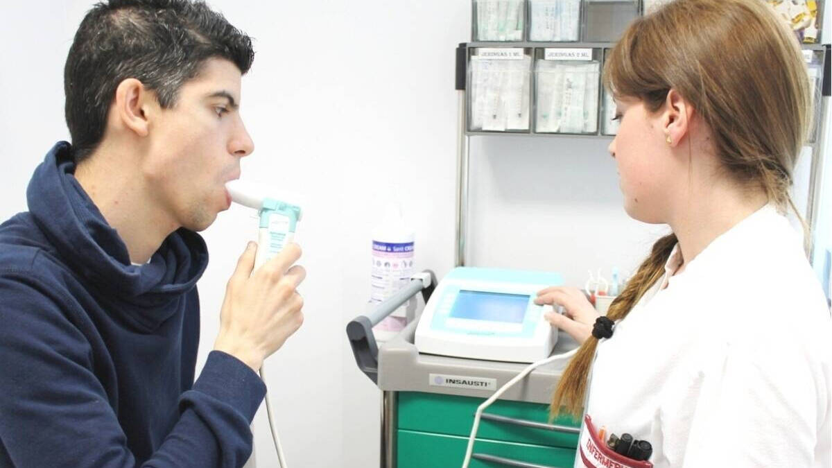 El Hospital Universitario del Vinalopó alerta sobre neumonías y síntomas respiratorios asociados al vapeo y a las cachimbas.

