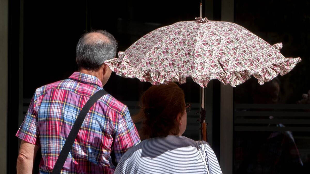 Una mujer pasea con paraguas a 21 de agosto de 2023, en Madrid (España). 