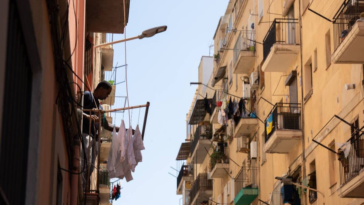 Un hombre tendiendo en su casa, a 17 de mayo de 2023, en Barcelona, Cataluña (España). 