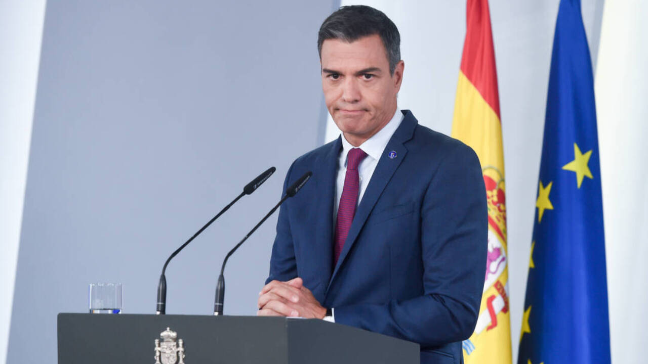 El presidente del Gobierno en funciones, Pedro Sánchez, durante la rueda de prensa celebrada en la Moncloa tras reunirse con el Rey este lunes
