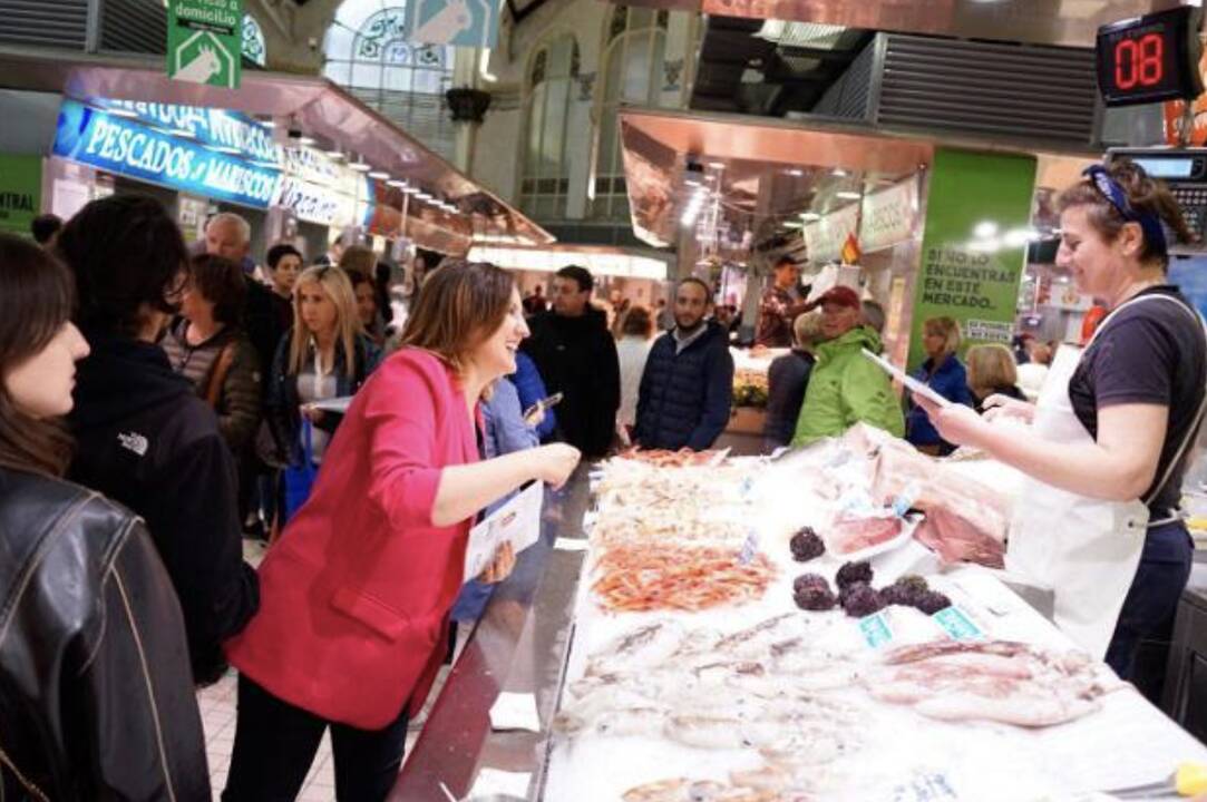María José Catalá visita el Mercado Central