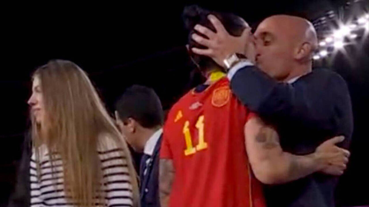 El presidente de la Real Federación Española de Fútbol (RFEF), Luis Rubiales, besa a la jugadora Jenni Hermoso tras ganar el Mundial.