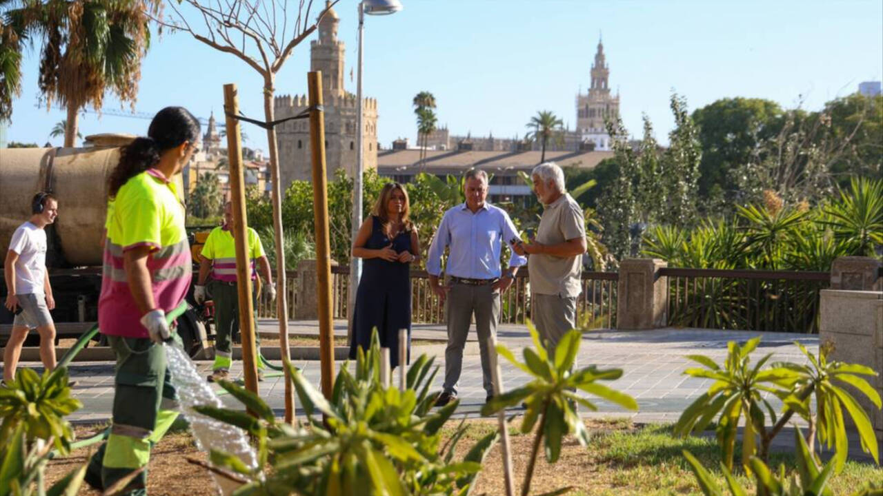 El alcalde de Sevilla, José Luis Sanz (PP), en la plaza de Cuba, revisando las actuaciones para salvar los jardines.