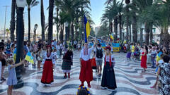 Marcha en Alicante con una enorme bandera en solidaridad con Ucrania
