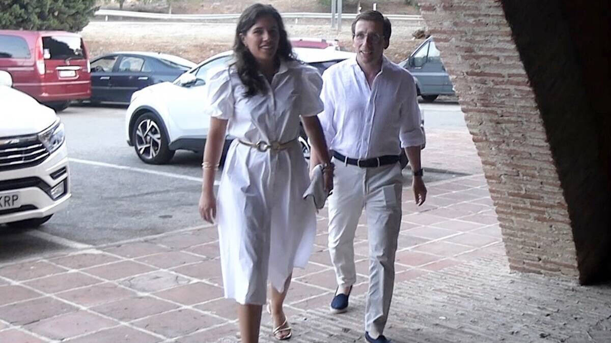 Teresa Urquijo y José Luis Martínez-Almeida, a su llegada a Ágora (Sotogrande). Europa Press.