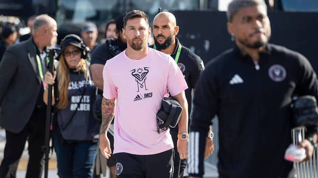 Lo más viral: ¡Messi tiene un guardaespaldas en la banda corriendo junto a él!