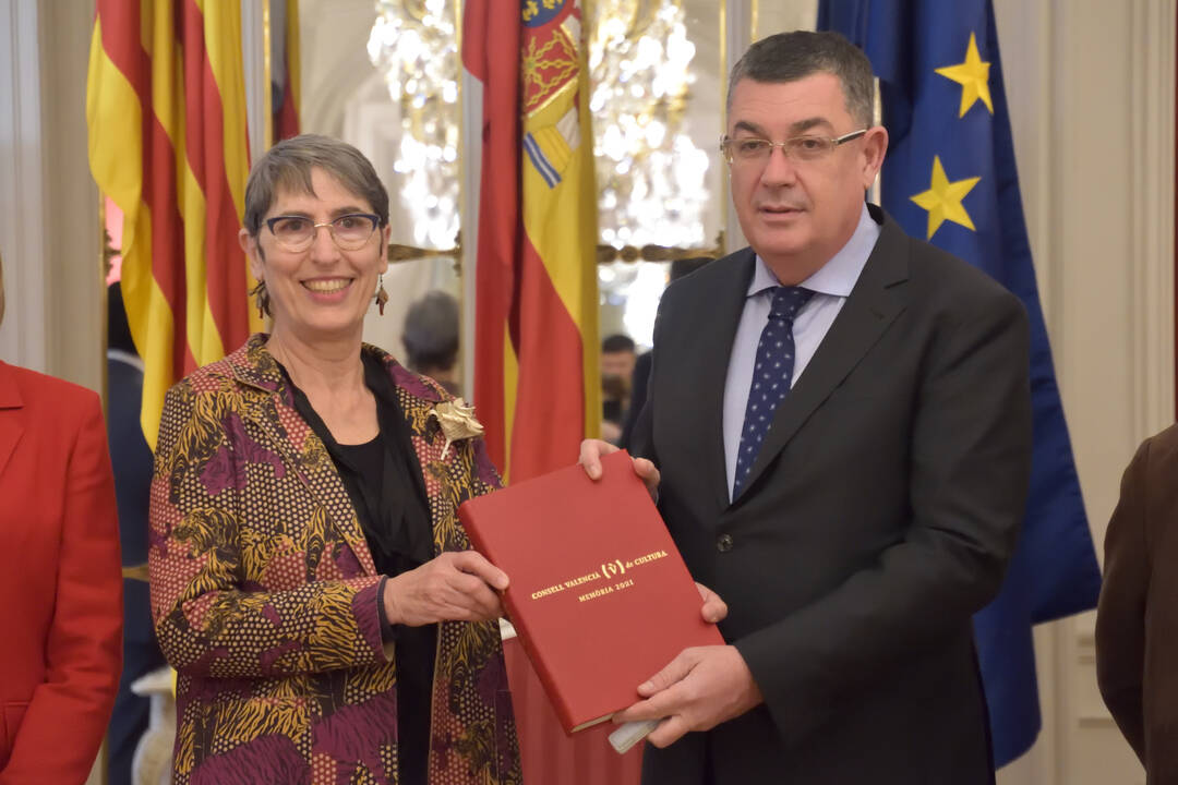 La presidenta en funciones del CVC, Dolors Pedrós, con el ex presidente de les Corts y actual senador, Enric Morera