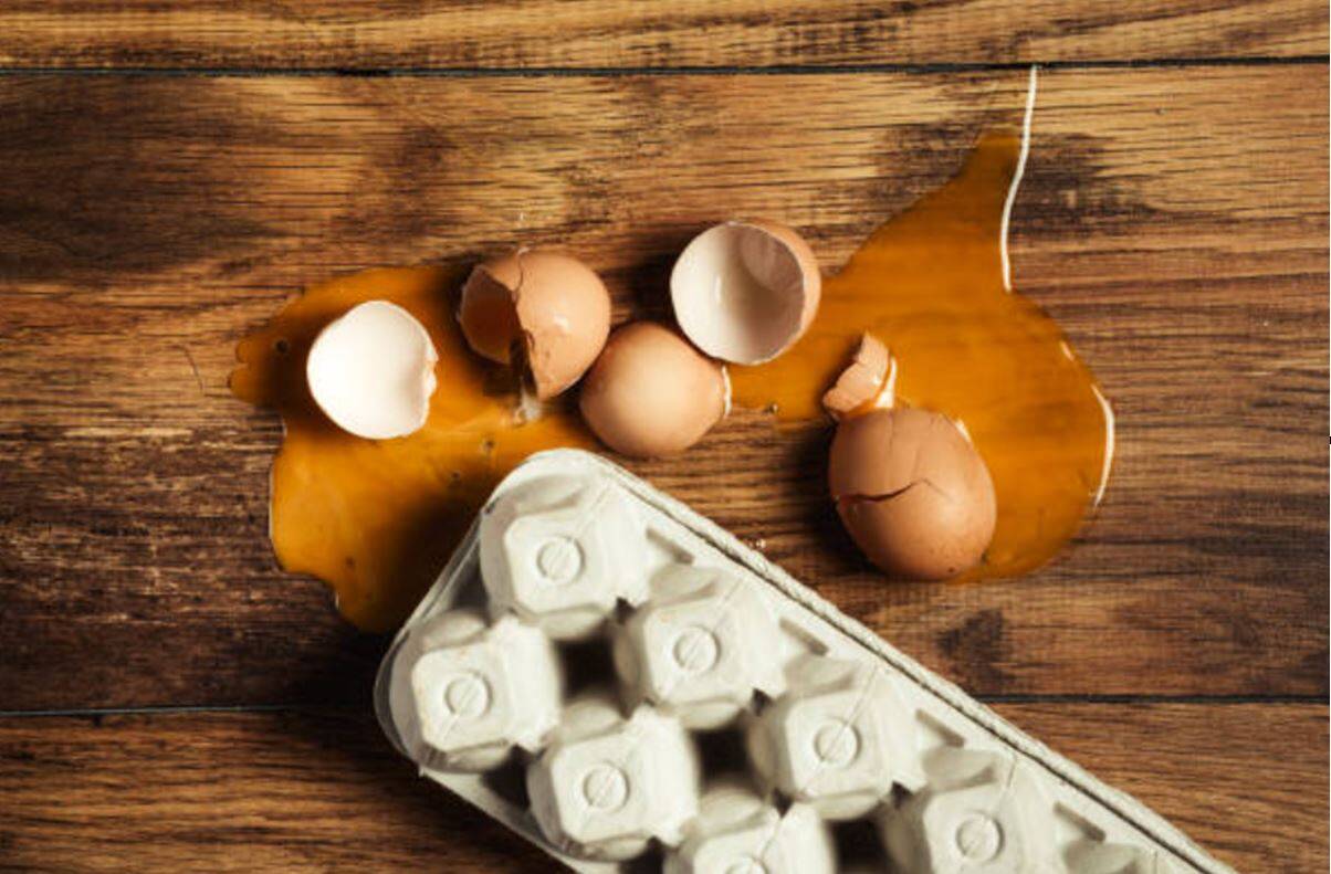Romper huevos en la cabeza broma viral en TikTok