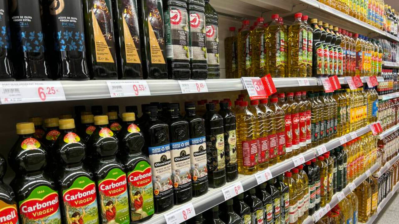 Diversas marcas de aceite expuestas en las estanterías de un supermercado 