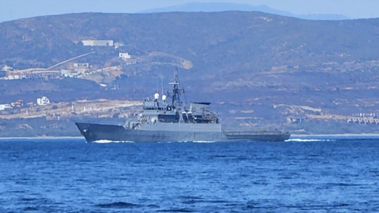 Imagen del buque español en el Estrecho de Gibraltar publicada por la televisión GCB. 
