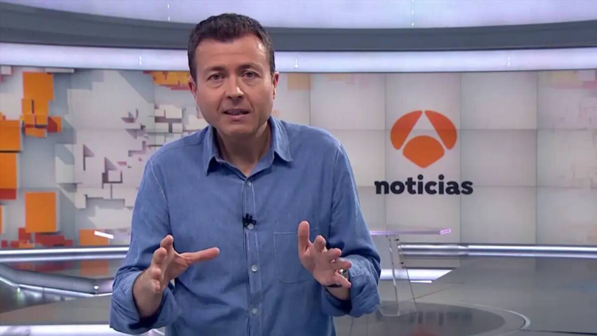 El periodista de Antena 3, Manu Sánchez, durante uno de los informativos de la cadena.