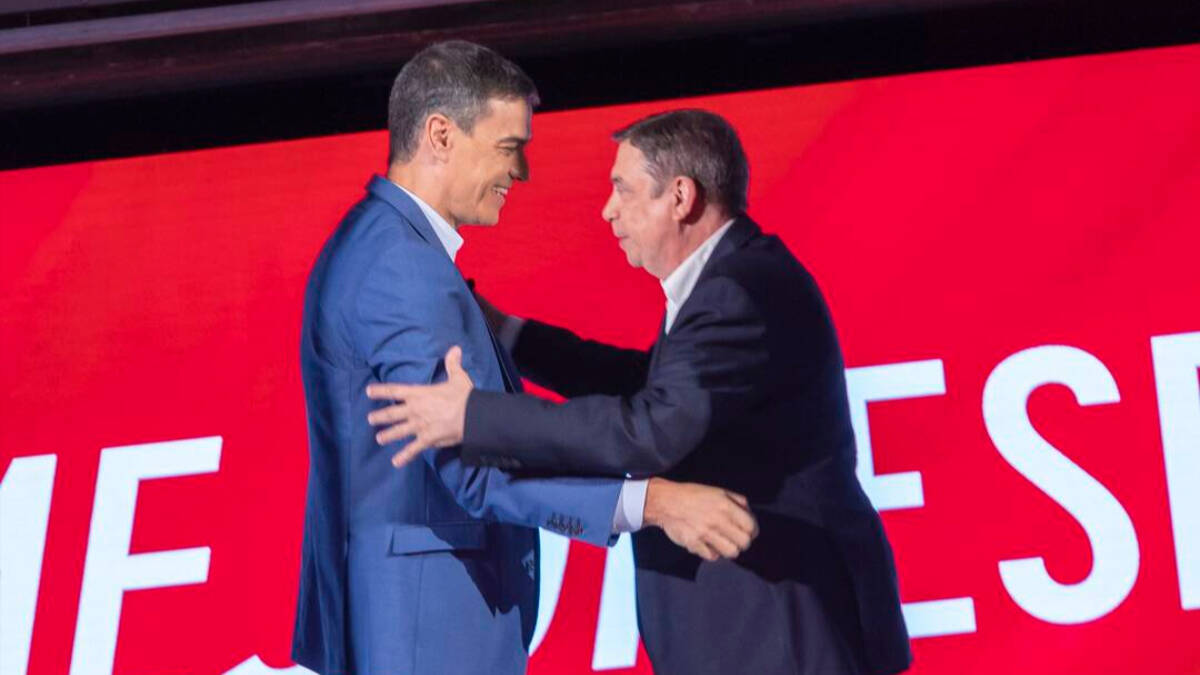 El ministro de Agricultura, Luis Planas, con Pedro Sánchez