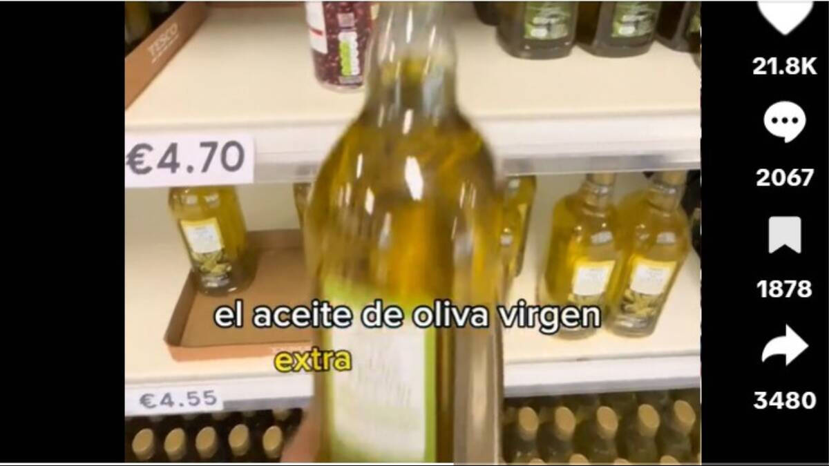 Imagen en la que el 'tiktoker' Carlos Cruz muestra el precio del aceite de oliva en un supermercado de Irlanda.
