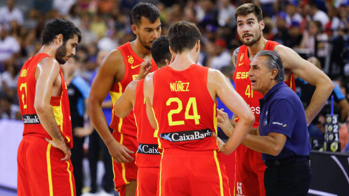 Scariolo y algunos jugadores de España durante un partido. 