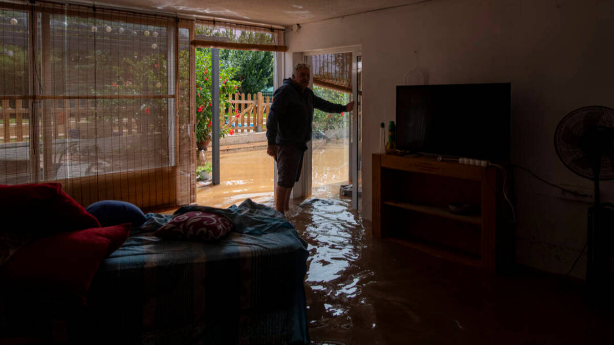 Un hombre en su casa inundada por las lluvias, a 3 de septiembre de 2023, en Les Cases d'Alcanar.