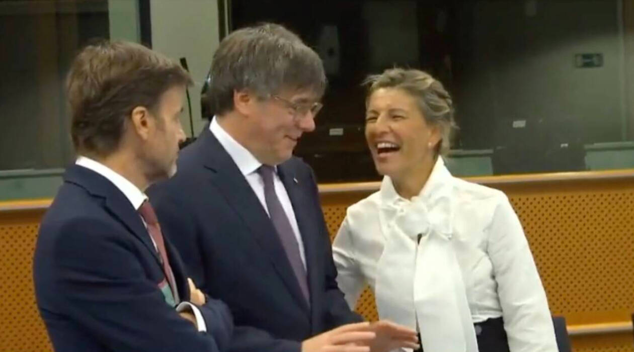Carles Puigdemont y Yolanda Díaz ríen abiertamente en su posado ante la prensa en Bruselas