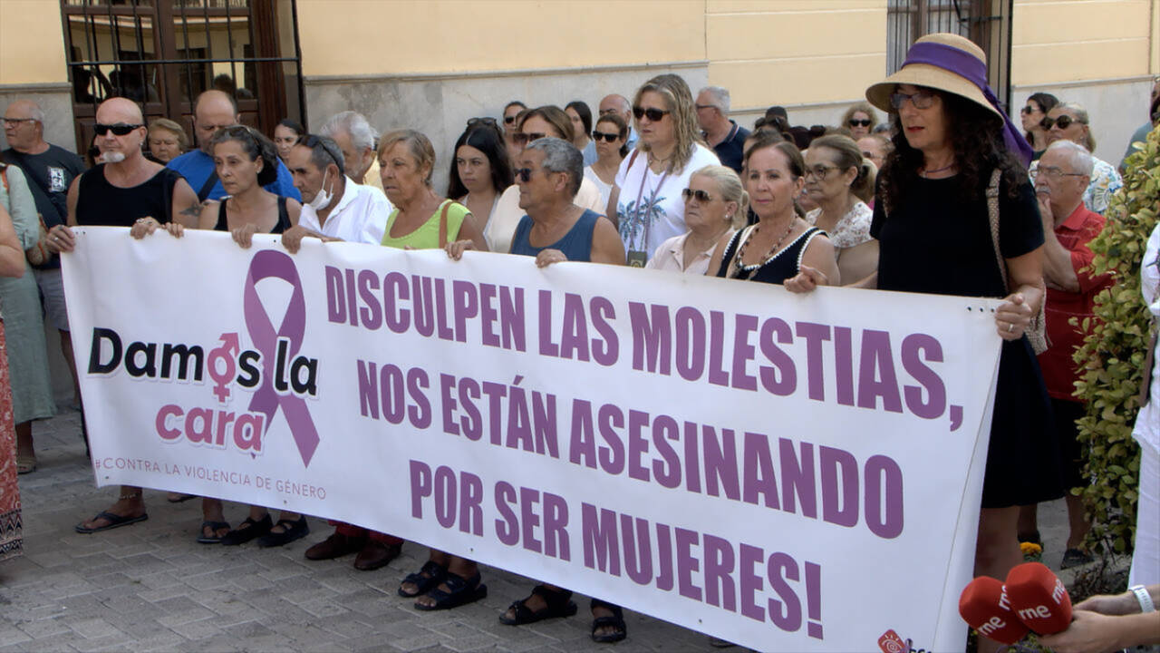 Imagen de la manifestación por el asesinato de una mujer en Motril a manos de su pareja este pasado mes de agosto.