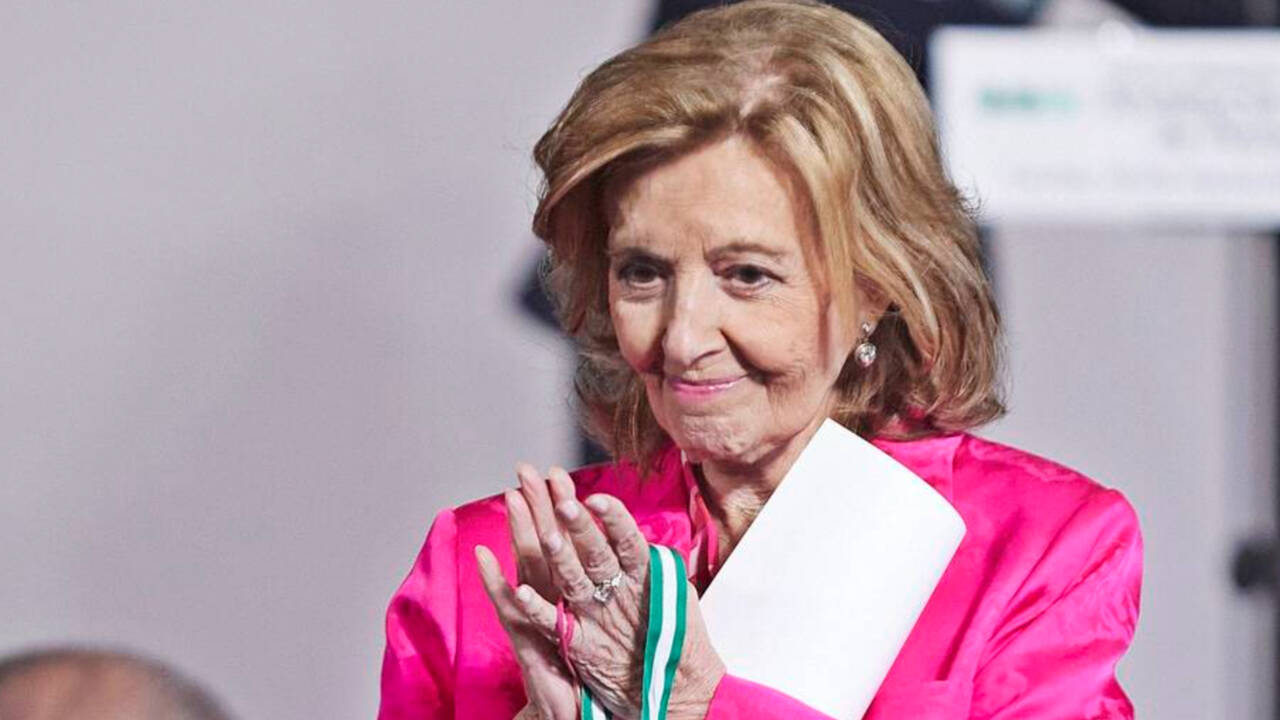La malagueña María Teresa Campos en una imagen cuando recibió el premio Andalucía de Periodismo en 2022 de manos de la Junta.