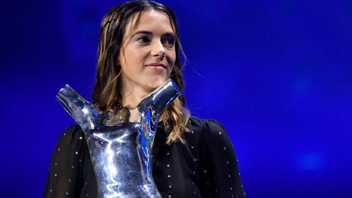 Aitana Bonmatí, recogiendo su premio a mejor jugadora de la UEFA.