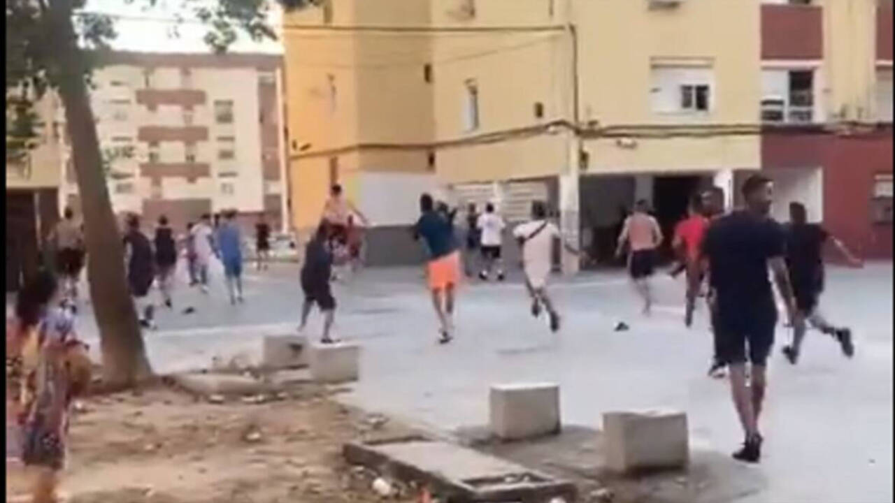 Decenas de jóvenes lanzan piedras contra la Policía durante una detención en el barrio de Las Palomeras (La Línea de la Concepción, Cádiz).