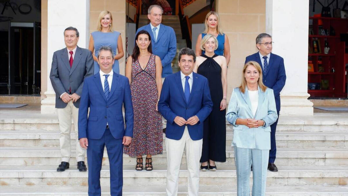 Foto de familia, el presidente de la Generalitat, Carlos Mazón, junto a consellers de la Generalitat valenciana.