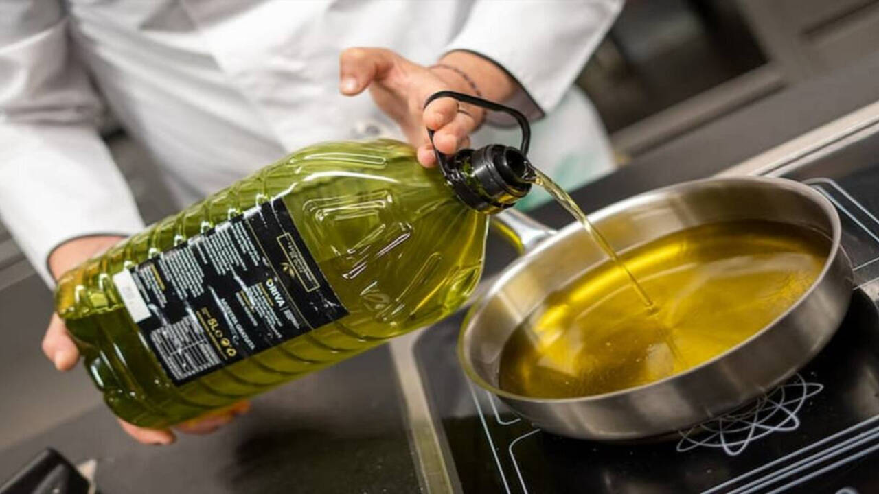 El aceite de orujo de oliva es ideal para la fritura.