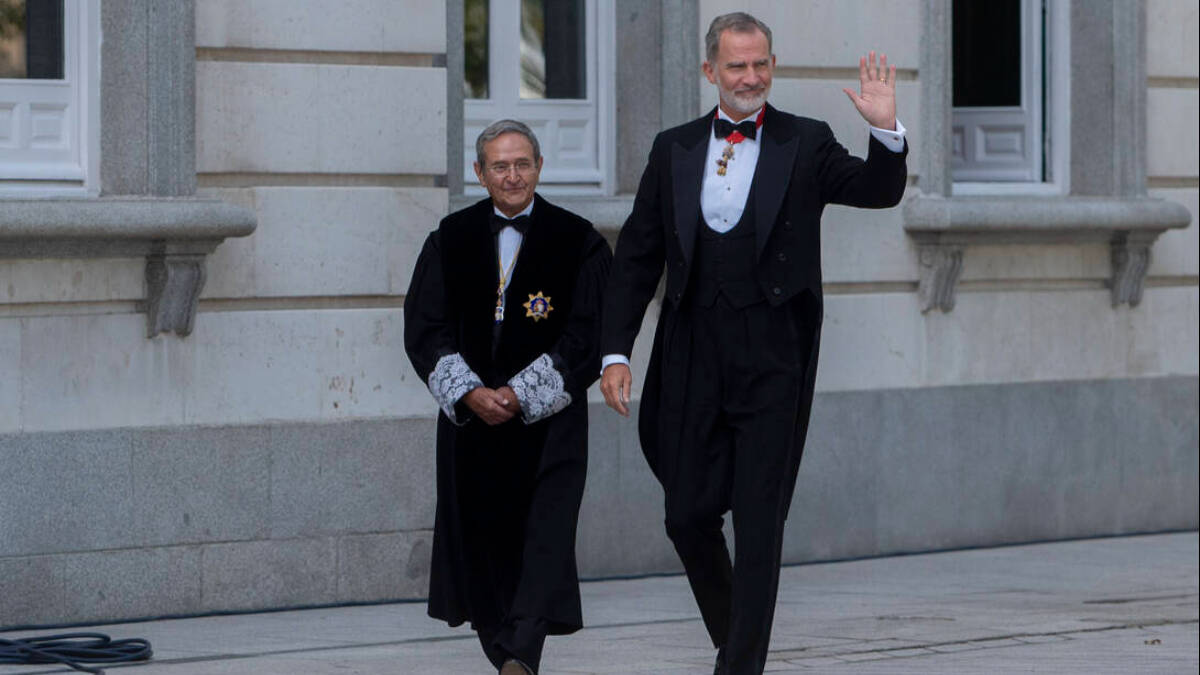 El presidente del Tribunal Supremo, Francisco Marín (i) y el Rey Felipe VI (d), saludan a su llegada a la apertura del año judicial 2023/2024.