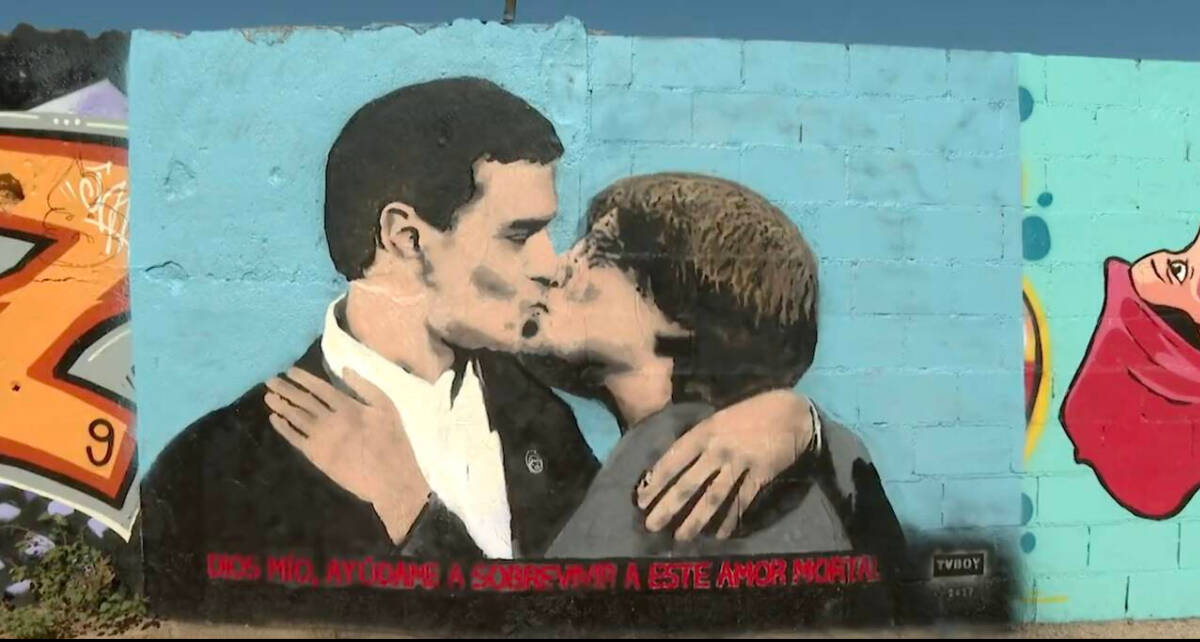 Beso entre Sánchez y Puigdemont obra del artista urbano TVboy