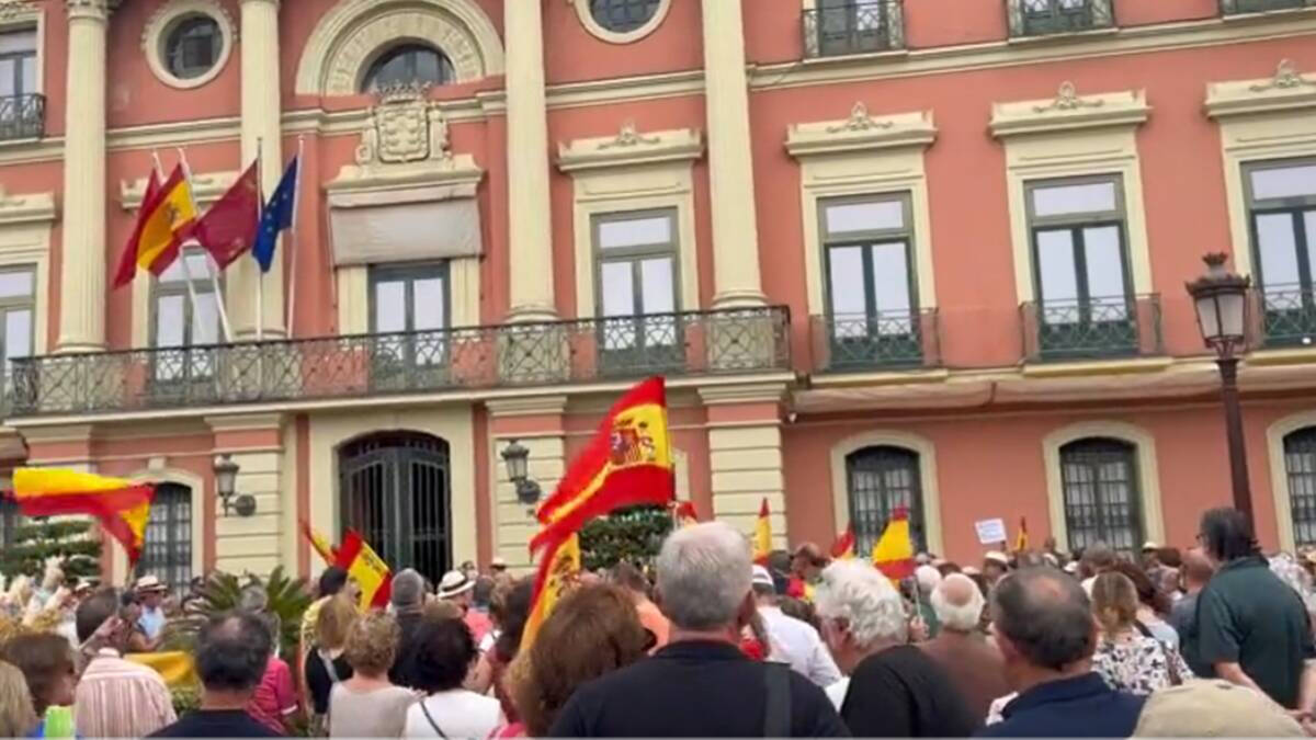 Aspecto de la abarrotada protesta en la capital de Murcia