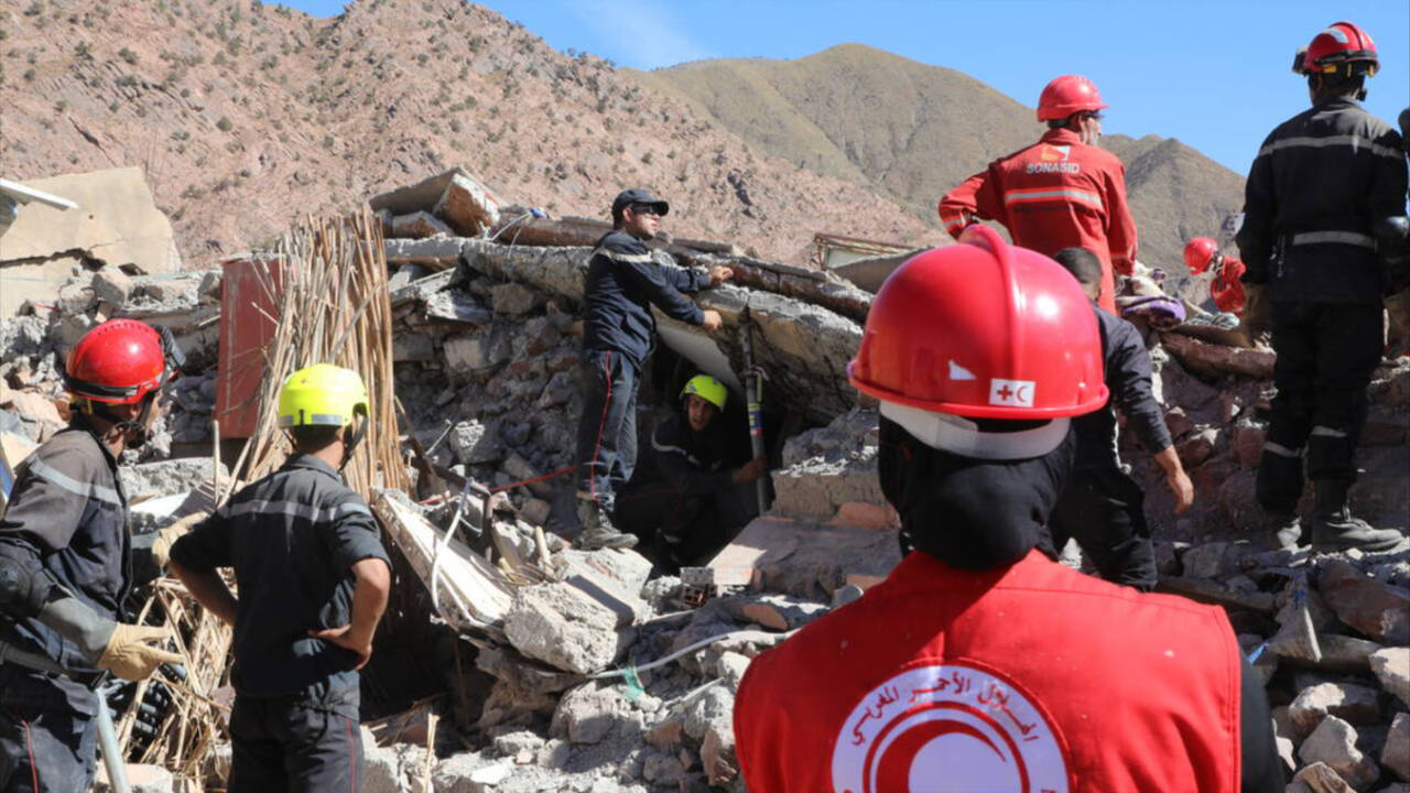 Equipos de rescate buscan supervivientes en Marruecos tras la sacudida del terremoto.