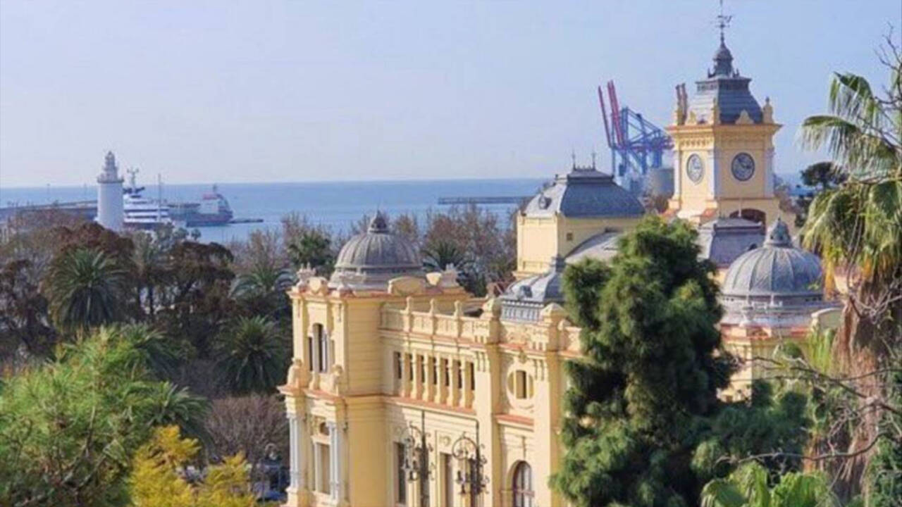 Vista del Ayuntamiento de Málaga con el Puerto al fondo.